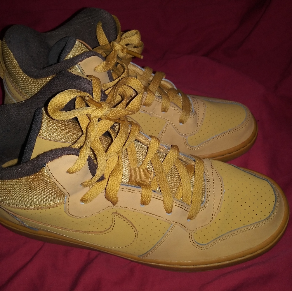 Athletic shoes